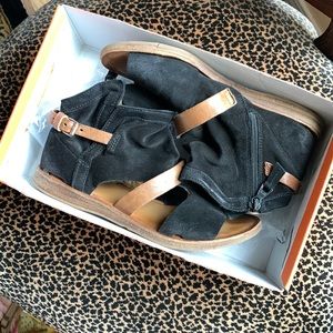 Mix Mooz Sz 8 Wide shoe/sandal